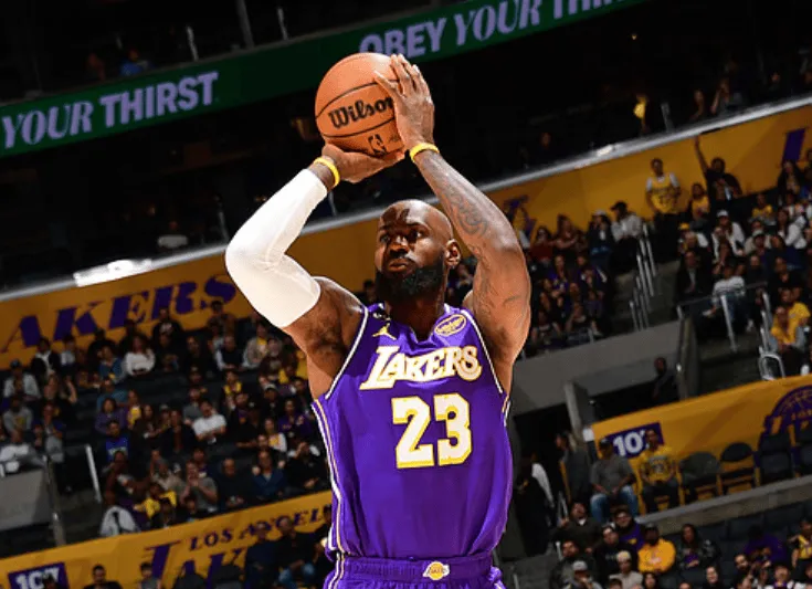 开云体育官方网站-詹姆斯全场17中7，三分3中0得到17分4篮板10助攻8失误