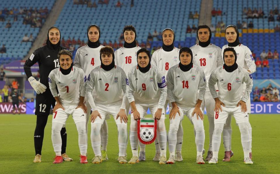 开云体育平台app-争议？祖国遭空袭后，伊朗女足亚洲杯集体拒唱国歌！主帅面带微笑